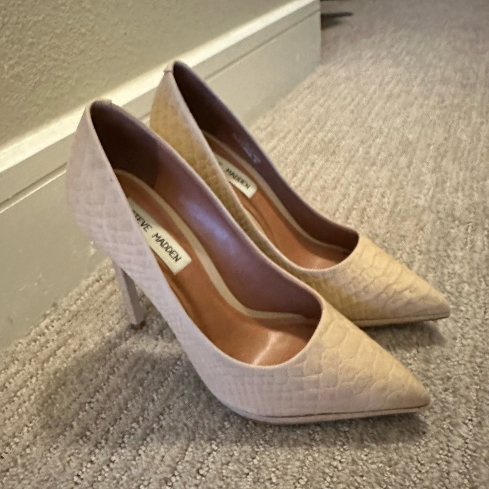 Steve Madden tan/beige snakeskin print closed-toe heels